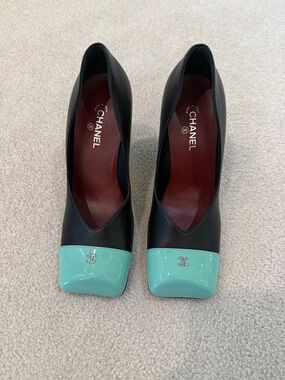 BRAND NEW 26S Chanel Black Lambskin Green Patent Toe Pump Shoes Matthieu Blazy